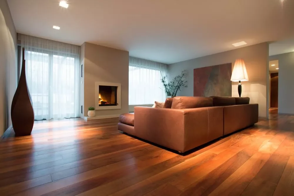 Sala de estar com piso de madeira instalado